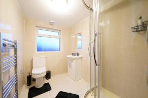 Stylish 6-Bed near Heathrow & London