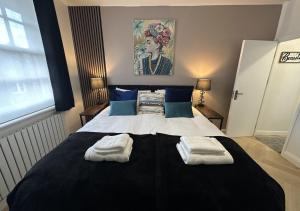 2 Bedrooms , 2 kings, Splits4 singles, Families-Contractors welcome, Easy London Access
