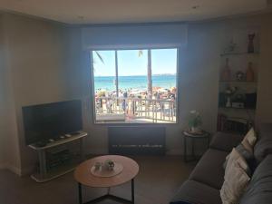 A beautiful beachfront flat for 4 people with a lovely terrace overlooking sea