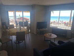 A beautiful beachfront flat for 4 people with a lovely terrace overlooking sea