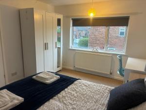 Spacious 4 Bedroom Contractor House near M1- FREE Parking