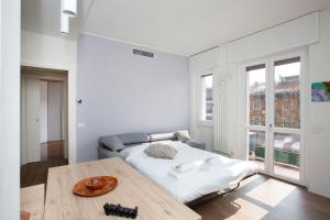 Bright Urban Apt - M4 Tolstoj by InnStay