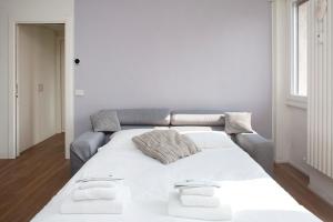 Bright Urban Apt - M4 Tolstoj by InnStay