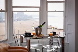 Margate Seafront 2BR with Beachfront View Sleeps 4