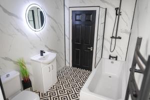 Margate Seafront 2BR with Beachfront View Sleeps 4