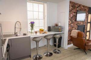 Margate Seafront 2BR with Beachfront View Sleeps 4