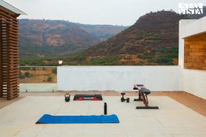 StayVista at Pearl Hillview Mansion with Pool, Lawn