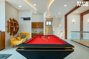 StayVista at Pearl Hillview Mansion with Pool, Lawn