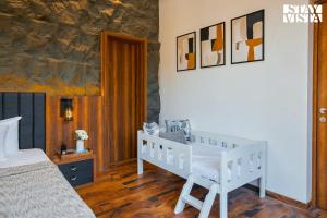 StayVista at Pearl Hillview Mansion with Pool, Lawn