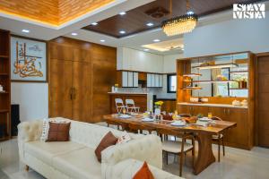 StayVista at Pearl Hillview Mansion with Pool, Lawn