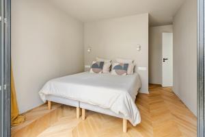 Bright architectural house, beach and center within walking distance