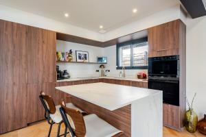 Bright architectural house, beach and center within walking distance