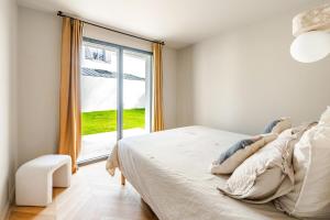 Bright architectural house, beach and center within walking distance