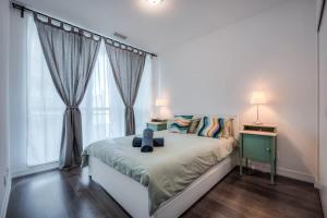 Modern 2BR Condo in Midtown Toronto with Balcony