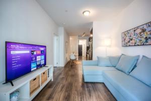Modern 2BR Condo in Midtown Toronto with Balcony