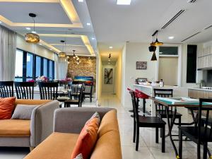 Skyline Luxe 4BR Retreat with En-suite Icon City