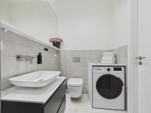 Quiet Loft , AC, Workspace, Top Location, Central Riga Old Town