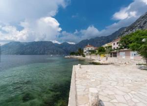 Luxury Waterfront Villa with Pontoon & Sunset View