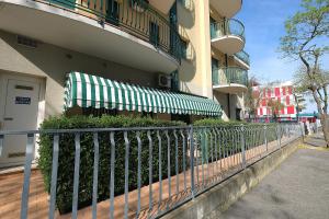 Trilocale piano terra con doppi servizi Piazza Aurora 100m dal mare - Family Apartment