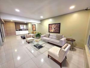 Miraflores Luxury Skytop Oceanview Apartment