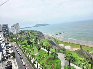 Miraflores Luxury Skytop Oceanview Apartment