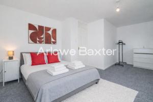 Bright 4-Bed Home in Basingstoke