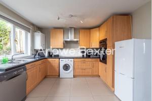 Bright 4-Bed Home in Basingstoke