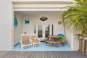 Gulf-Front Surf Club Condo 2BR, Spacious Balcony, Peaceful East End Beach Access