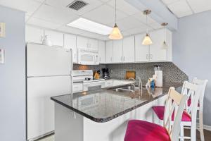 Gulf-Front Surf Club Condo 2BR, Spacious Balcony, Peaceful East End Beach Access