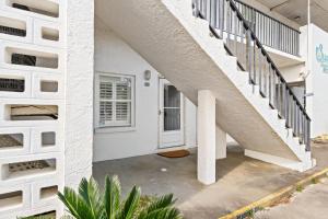Gulf-Front Surf Club Condo 2BR, Spacious Balcony, Peaceful East End Beach Access