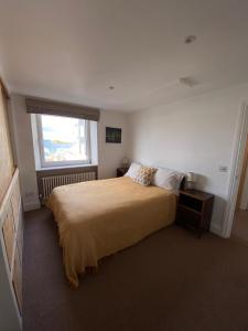 Central waterfront cottage on quiet quay with two ensuites