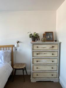 Central waterfront cottage on quiet quay with two ensuites