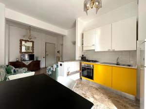 Bright apartment for 5 parking 20 mins to station near park and shops Portovenere and Cinque Terre panoramic road way
