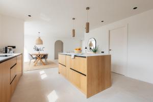 Luxury Seafront New Design & Private Terrace