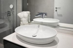 Enjoyer - Seafront apartment with PRIVATE Heated POOL and terrace