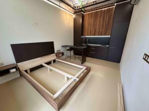 Golden Balance - Vivien Apartments Character & Atmosphere