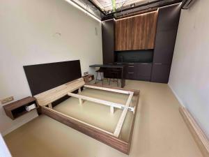 Golden Balance - Vivien Apartments Character & Atmosphere