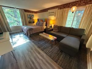 Sherwood Court Cottages & Guest Rooms