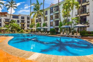 Cozy apartment w balcony, pool views, free Wifi