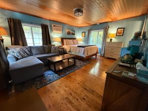 Sherwood Court Cottages & Guest Rooms