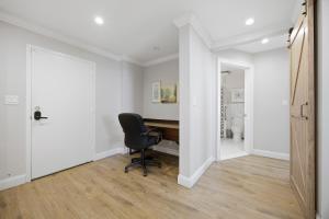 21st Floor Skyline Retreat Luxury Stay in Downtown ATL-Free Parking-03