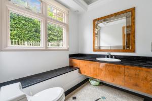 Easeful Room in Kerrisdale Near UBC and Transit