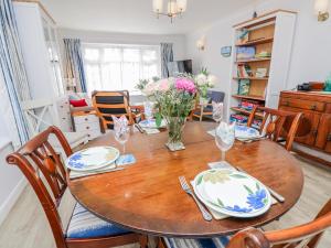2 Trelawny Way