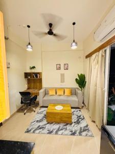 Hideout studio Cozy balcony & city view Noida