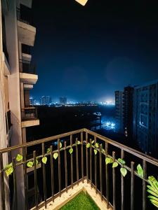 Hideout studio Cozy balcony & city view Noida