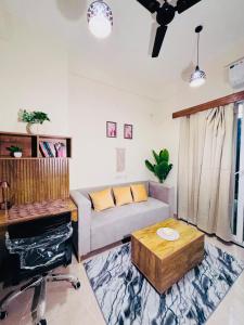 Hideout studio Cozy balcony & city view Noida