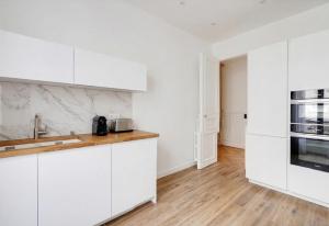 2BR Avenue Matignon Champs Elysees
