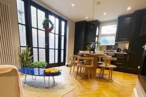 Contemporary 2-bedroom apartment with private garden access