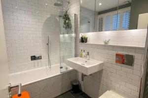 Contemporary 2-bedroom apartment with private garden access