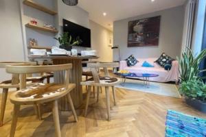 Contemporary 2-bedroom apartment with private garden access